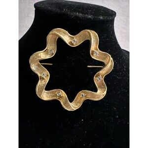 SARAH COVENTRY Brooch Ribbon Wreath Circle Clear Stones Prongs Matte Gold Tone